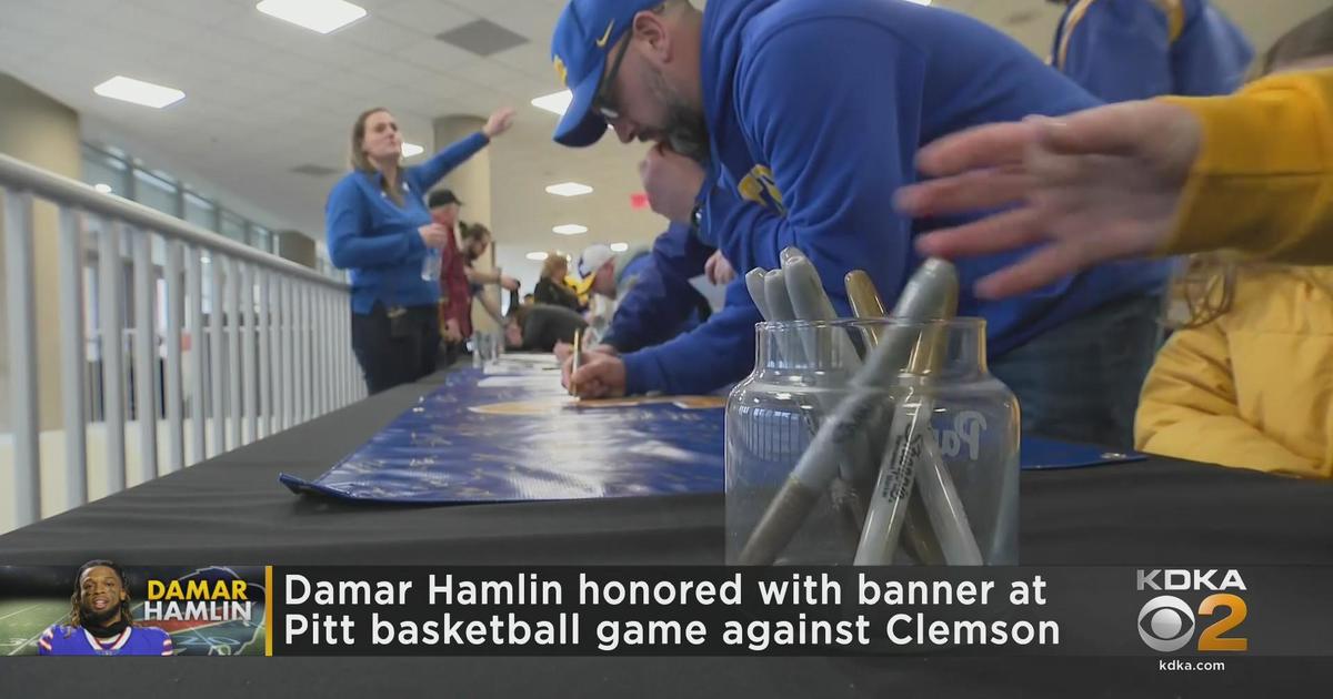 Pitt students, alumni, fans gather to sign banner in support of Damar Hamlin