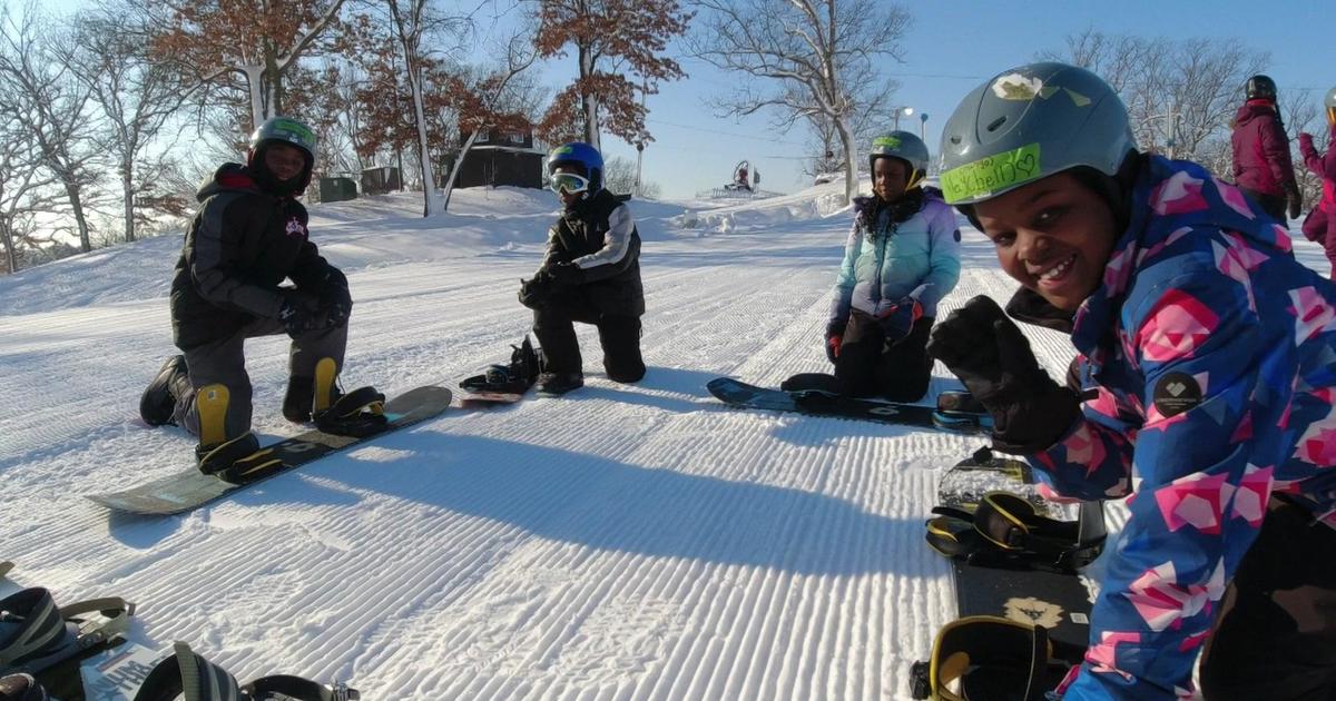 Bezem Frank slinger Melanin in Motion" teaches BIPOC kids snowboarding in Minneapolis - CBS  Minnesota