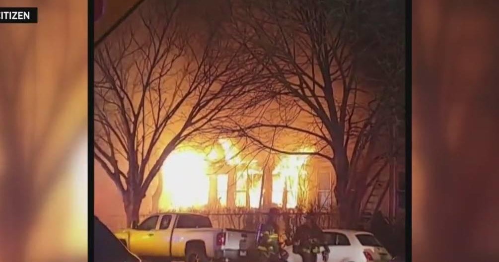 Firefighter injured battling overnight blaze in Queens - CBS New York
