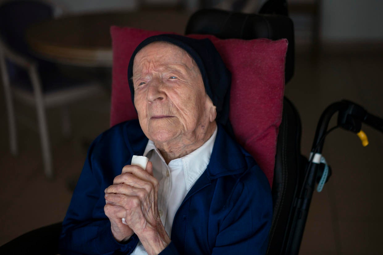 Sister André Worlds Oldest Known Person Dies At 118 Cbs News