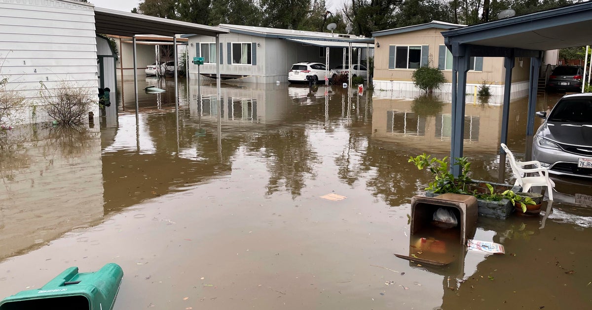 Pro: Everybody must have federally backed flood insurance plan