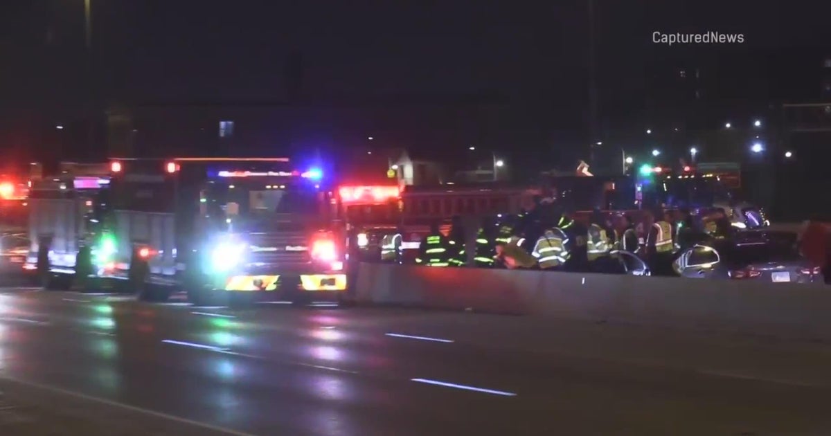 2 dead, 5 hurt in Dan Ryan expressway crash - CBS Chicago