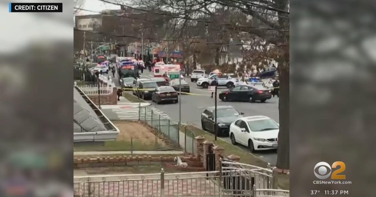 NYPD searching for suspects in Queens double shooting - CBS New York