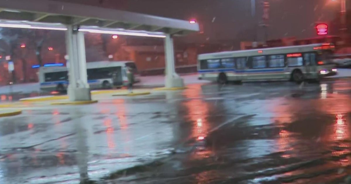 Commuters continuing routine travel as snow falls across Chicago - CBS ...