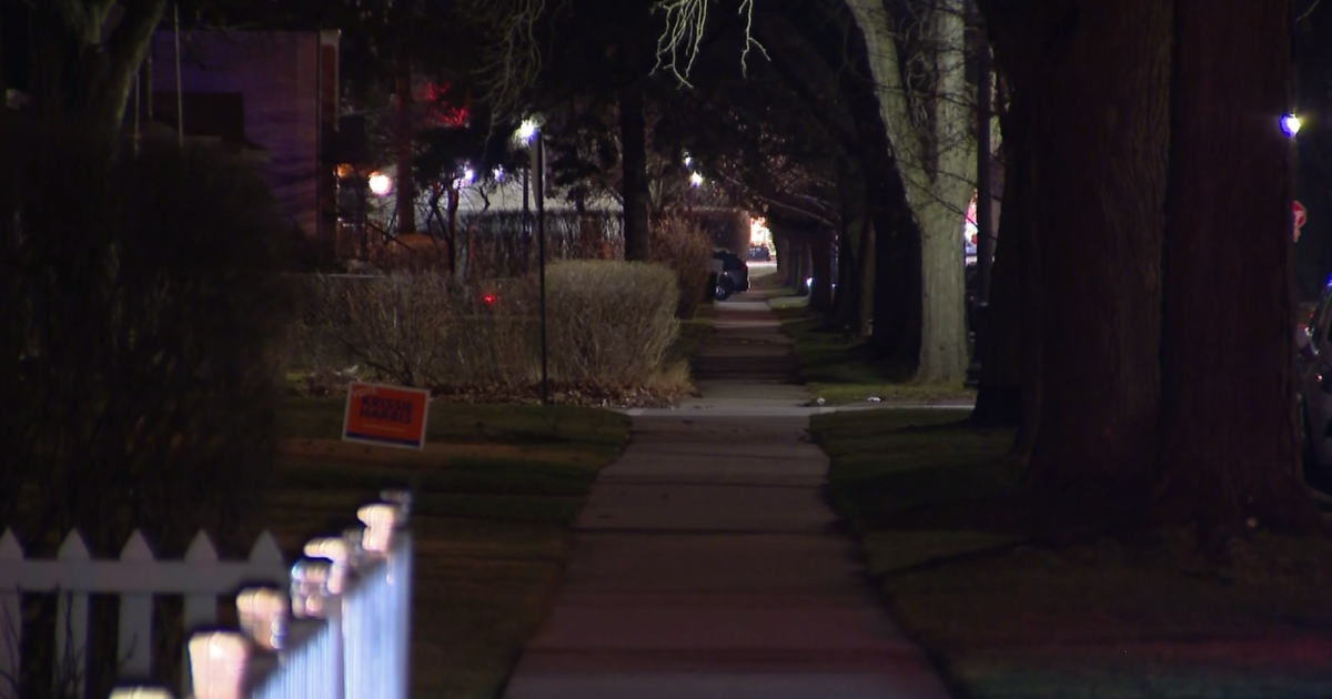 Teen says two men tried to kidnap her in Evanston - CBS Chicago