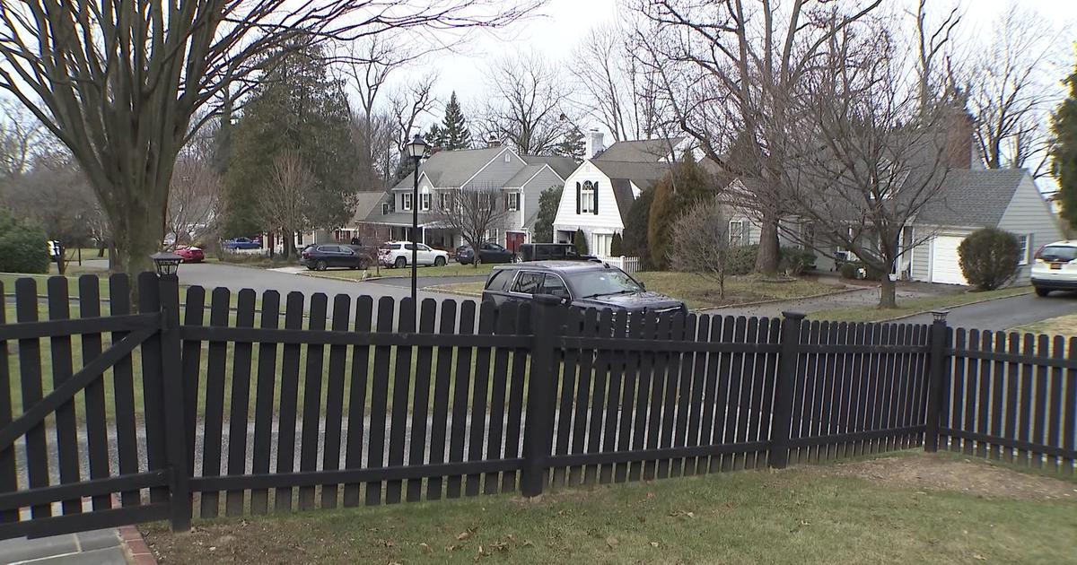 Parents of child with autism say neighbors in Port Washington are pushing back on fence installed to keep daughter safe - CBS New York