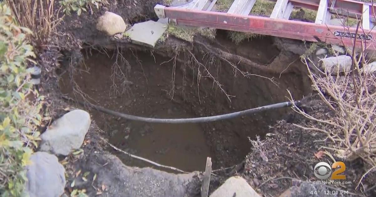 Three People Fall Into Sinkhole Outside Long Island Home - CBS New York