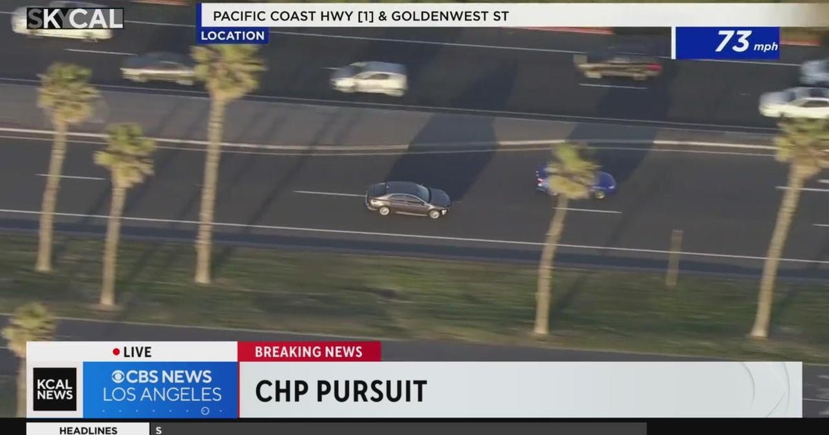 Pursuit suspect fleeing from police in Huntington Beach - CBS Los Angeles