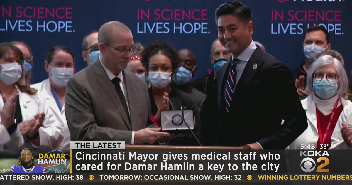 Cincinnati Mayor gives medical staff who cared for Damar Hamlin a key