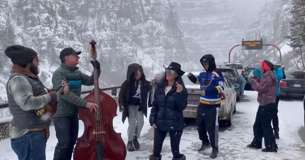 Bluegrass group Elk Range jams during snowy Glenwood Canyon Interstate 70 closure in Colorado - Vimarsana News