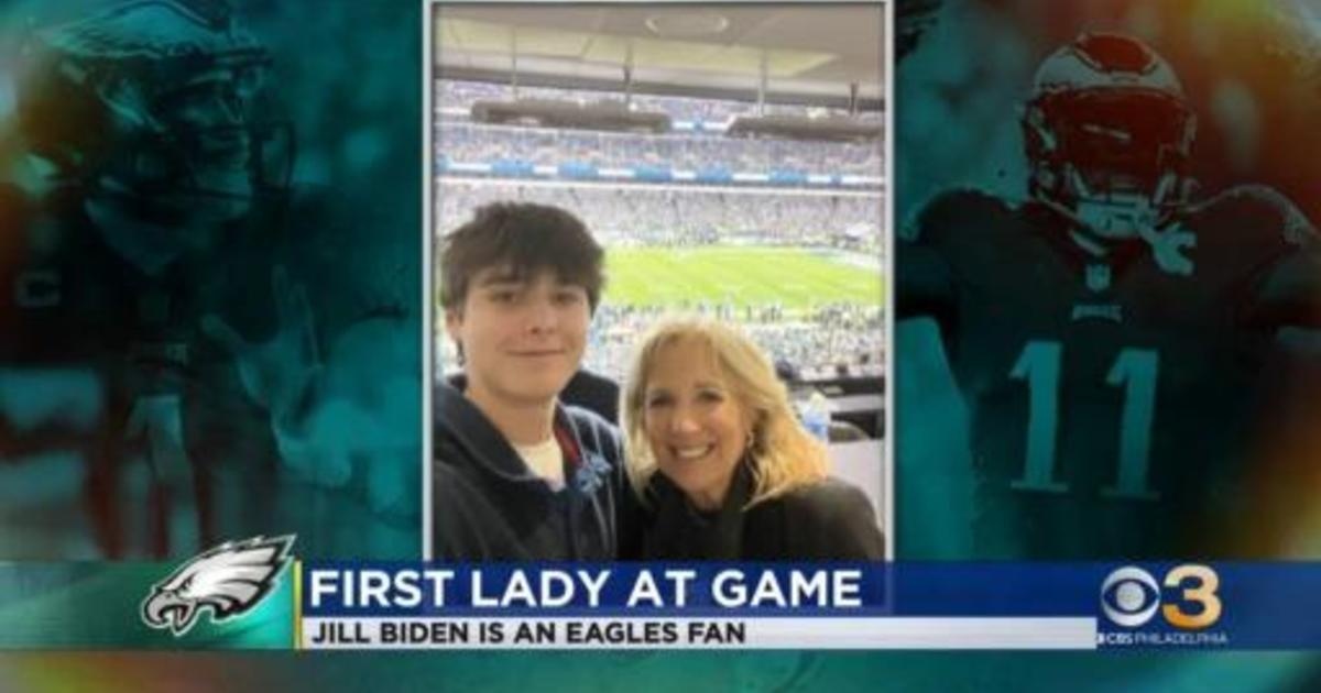 Jill Biden leads Eagles fight song during Sunday night game
