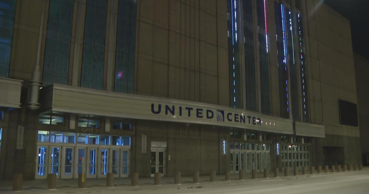 United Center concession workers vote to authorize strike - CBS