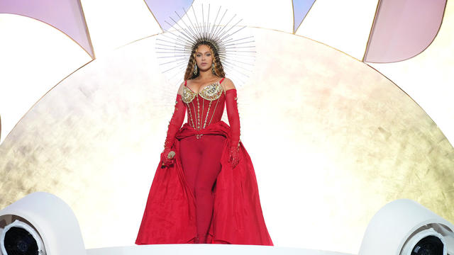 Atlantis The Royal Grand Reveal Weekend 2023 - Beyonce Performance 