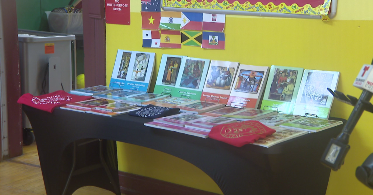 La Embajada de México entrega libros en español para CPS