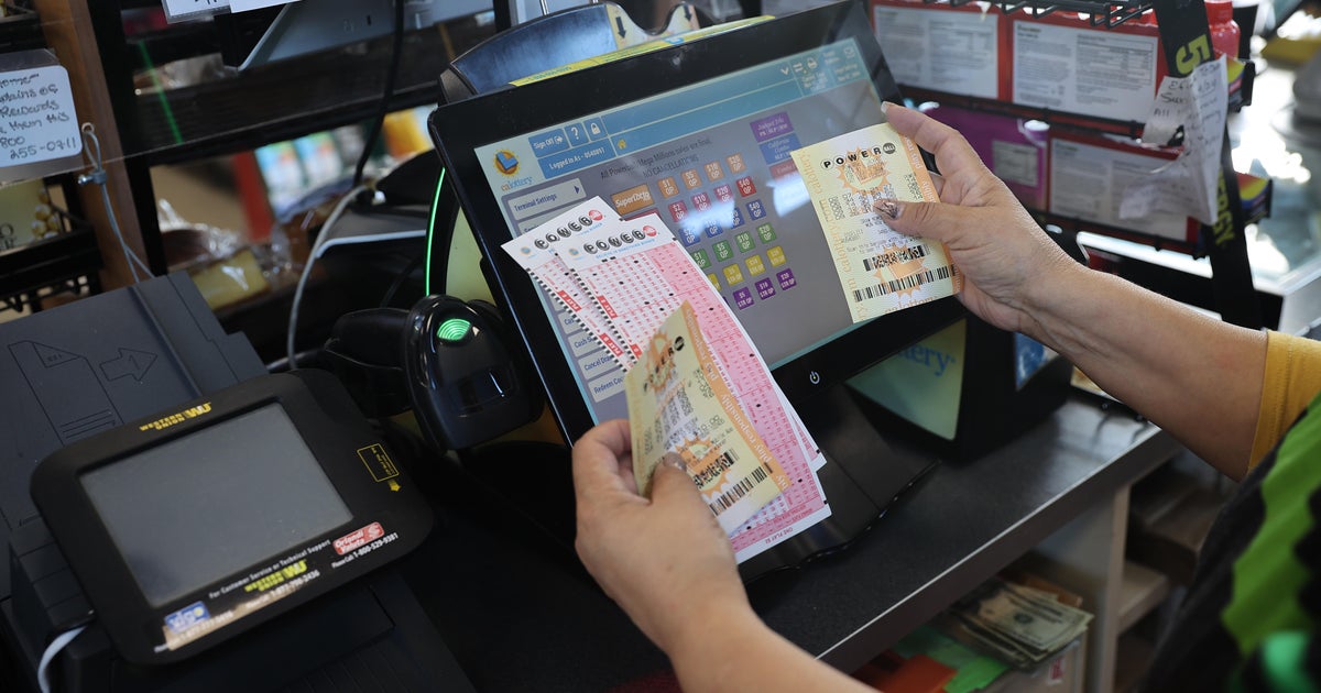 No big winner, Mega Millions jackpot climbs to $720 million