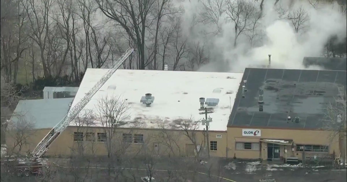 Crews trying to contain factory fire in Geneva - CBS Chicago