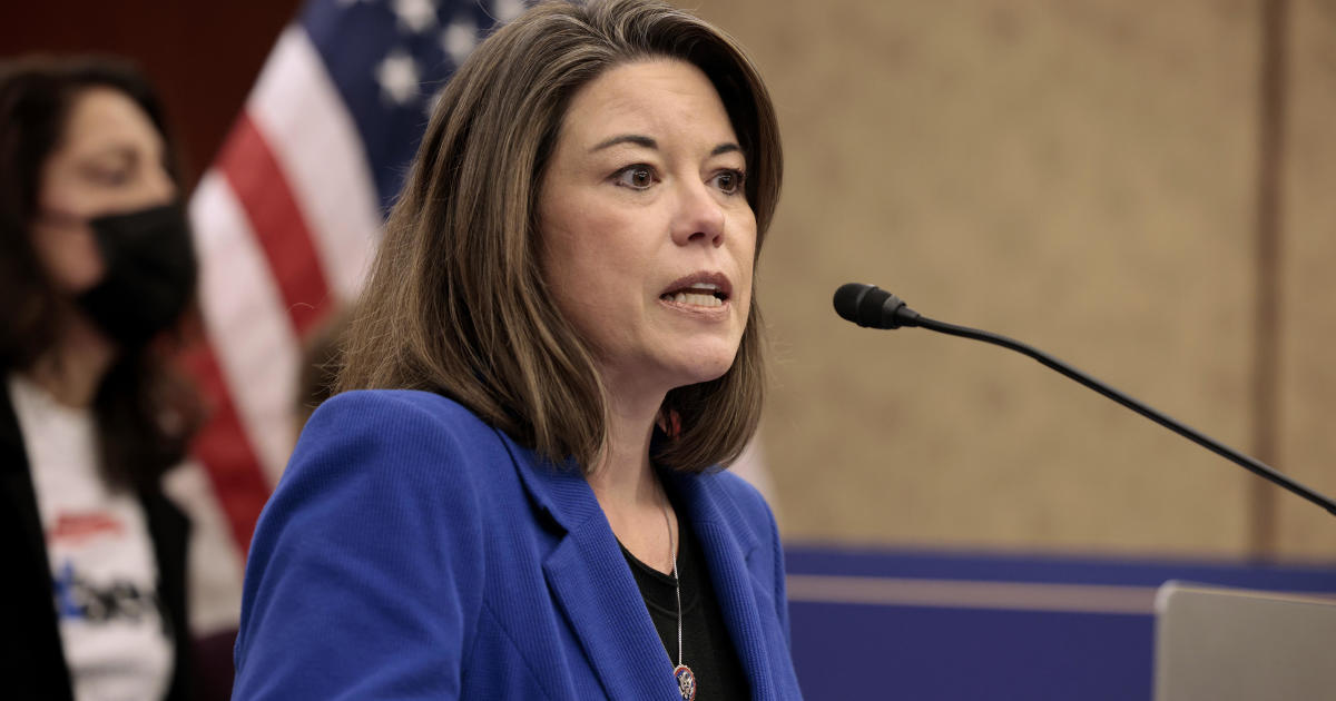Rep. Angie Craig threw hot coffee at assailant who struck her in elevator (cbsnews.com)