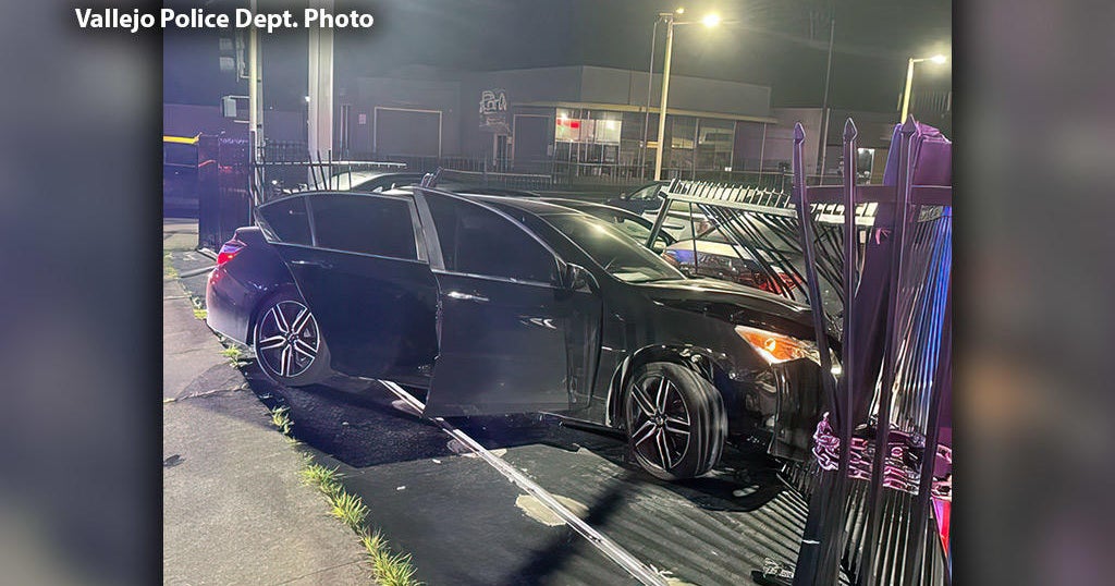 Vallejo police arrest armed driver following chase, crash - CBS San ...