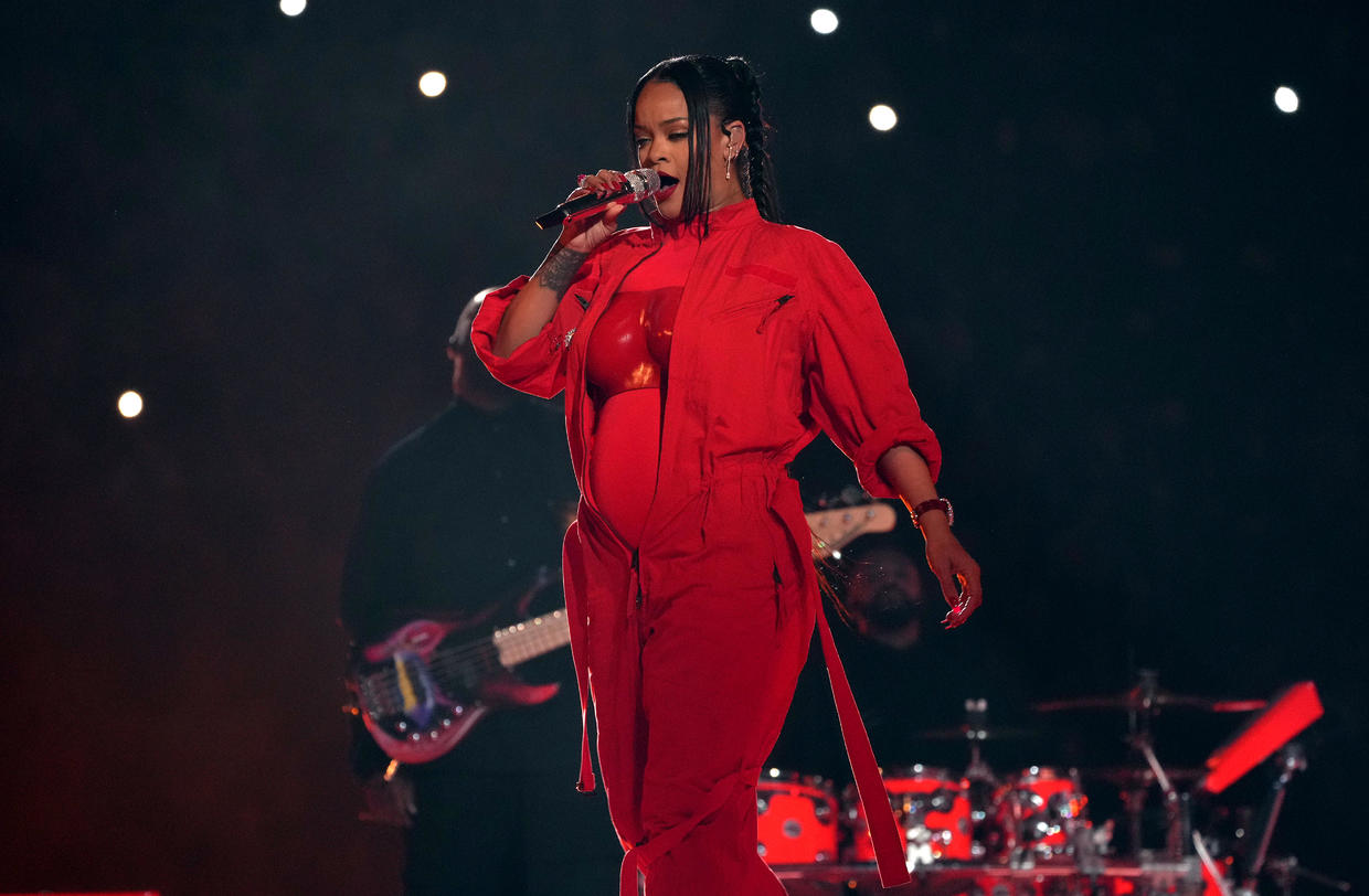 Rihanna pregnant at Super Bowl Singer confirms she is pregnant with