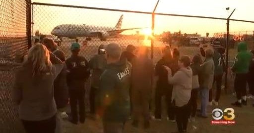 Fans show support as Eagles arrive home after Super Bowl LVII loss ...
