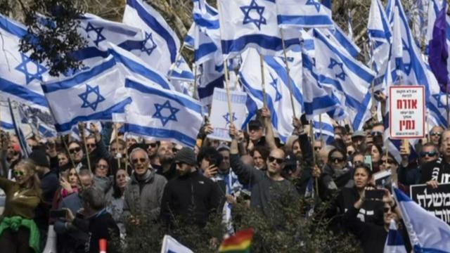 cbsn-fusion-tens-of-thousands-protest-israeli-pm-netanyahus-proposed-judicial-overhaul-thumbnail-1711400-640x360.jpg 