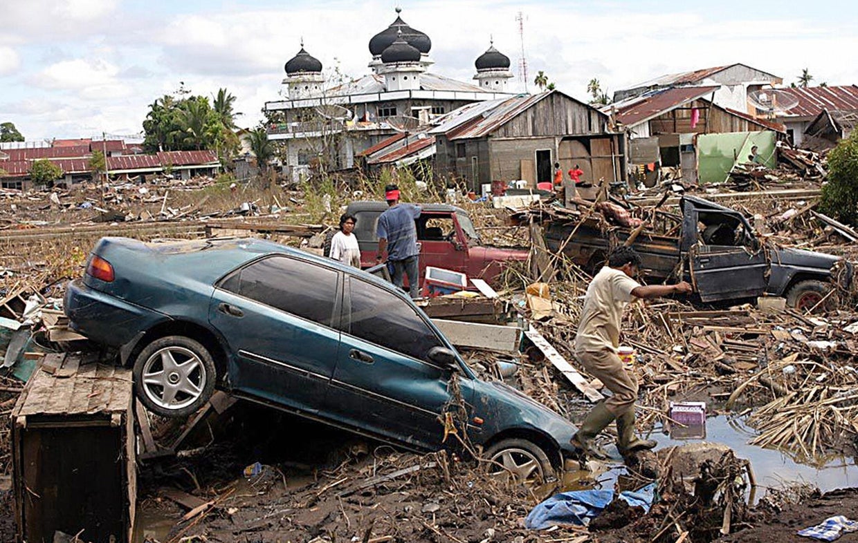 Residents from Meulaboh town, west of Ac 