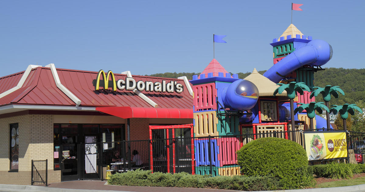 Why Pizza Hut's red roofs and McDonald's play places have disappeared - CBS  Boston
