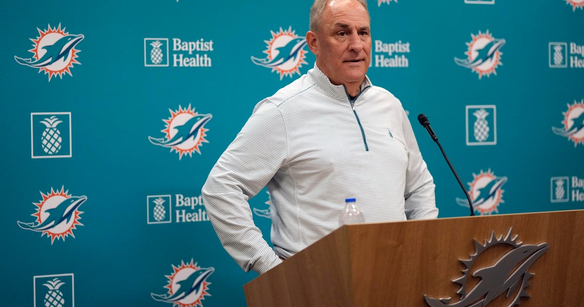 Miami Dolphins, defensive coordinator Vic Fangio portion methods adhering to team’s collapse in Kansas Metropolis Miami Dolphins, defensive coordinator Vic Fangio portion methods adhering to team’s collapse in Kansas Metropolis