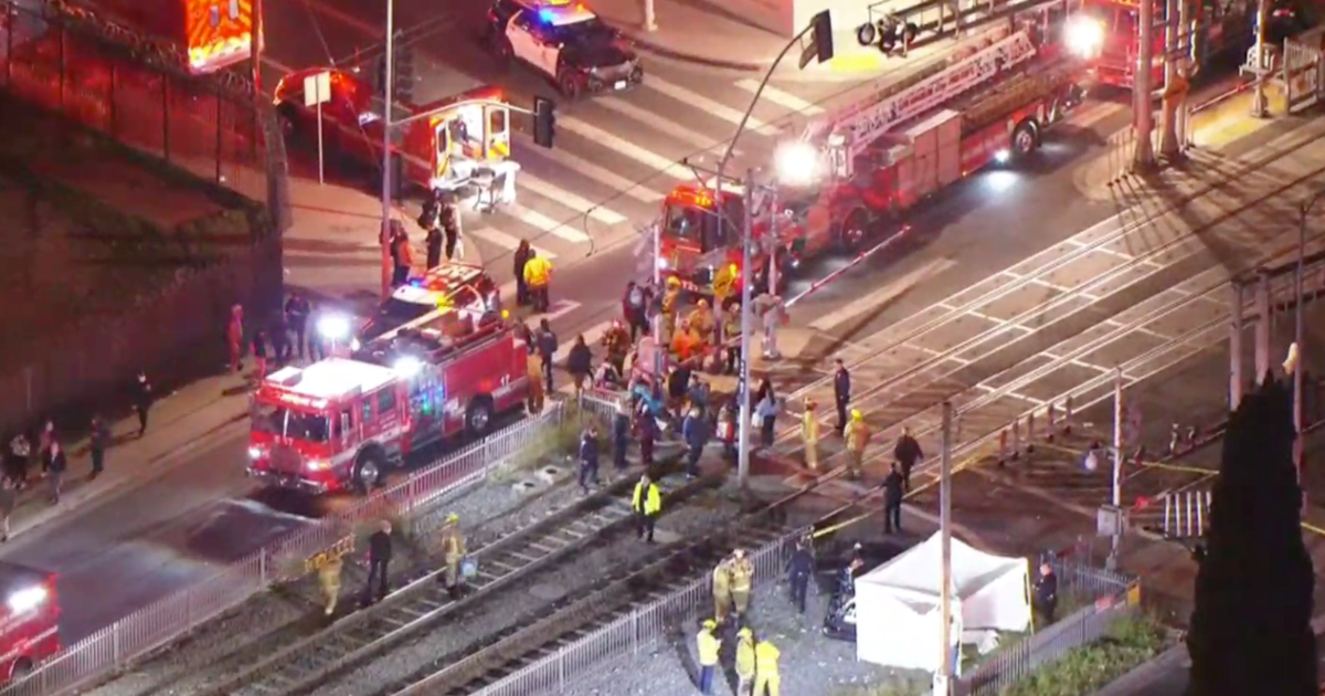 2 Dead, 3 Injured After Train Collides With Vehicle In South Los ...