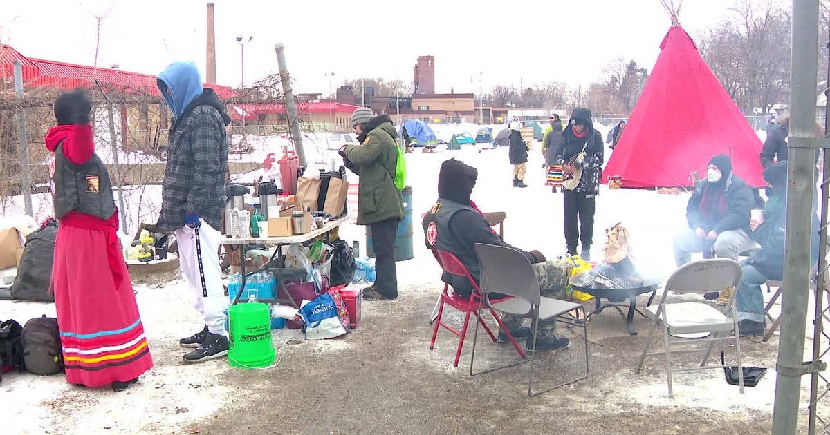 Judge issues injunction, temporarily stalling plans to raze Roof Depot