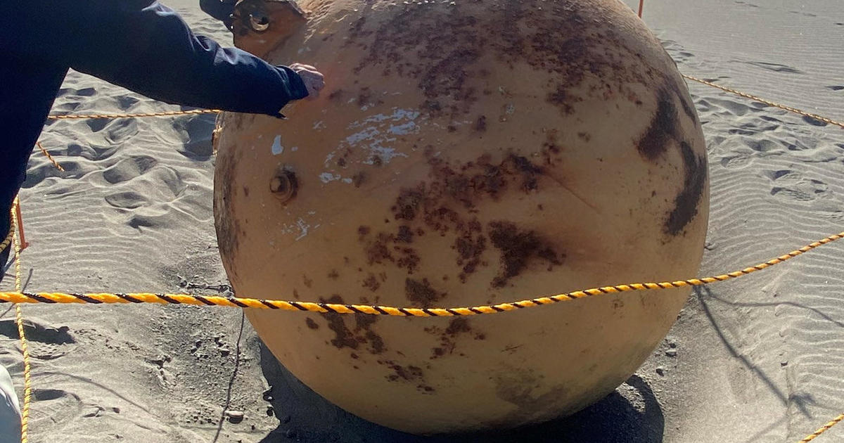 Na pláži v Japonsku byla objevena velká záhadná kovová koule, což vyvolalo vyšetřování