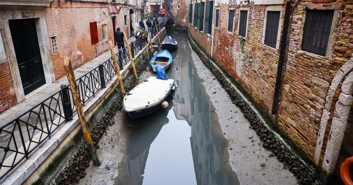 Los canales de Venecia se están secando a medida que un sistema meteorológico persistente drena las mareas, y la falta de nieve en los Alpes contribuye a los problemas de verano de Italia.