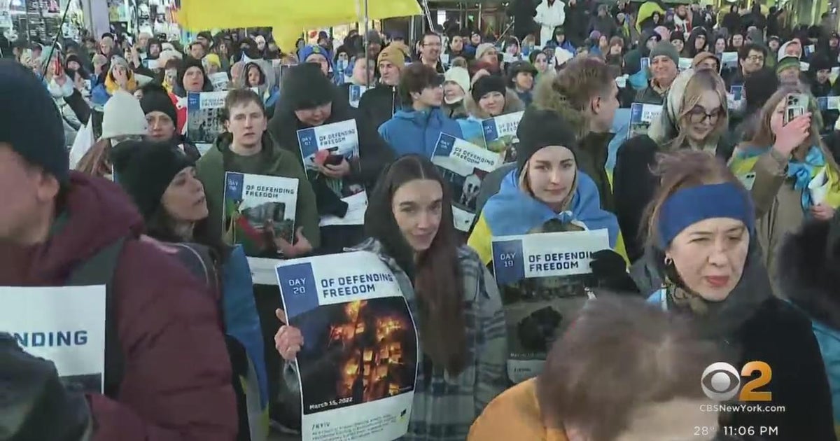 Hundreds rally in Times Square to mark 1 year since invasion of Ukraine ...