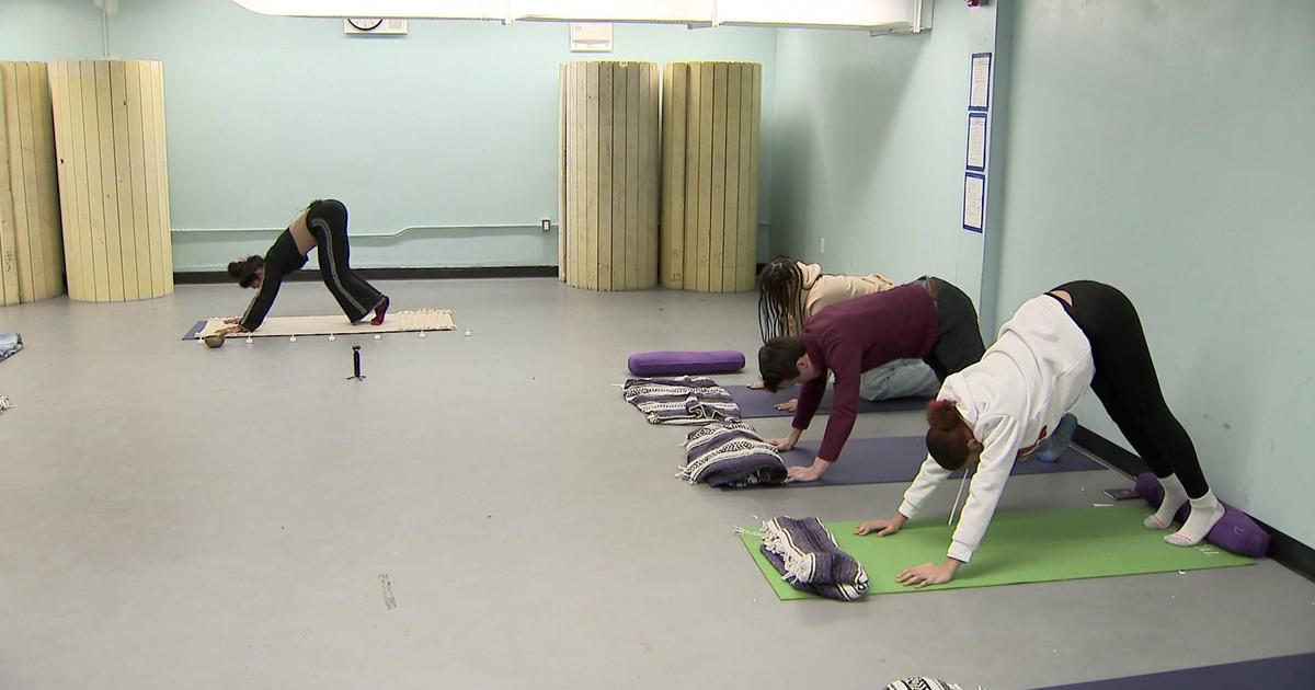 Nonprofit helps New York City students deal with stress through yoga - CBS News