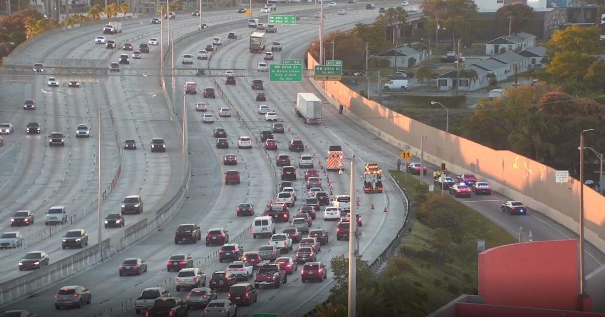 Man Hit Trying To Cross I 95 Traffic Snarled For Miles Cbs Miami