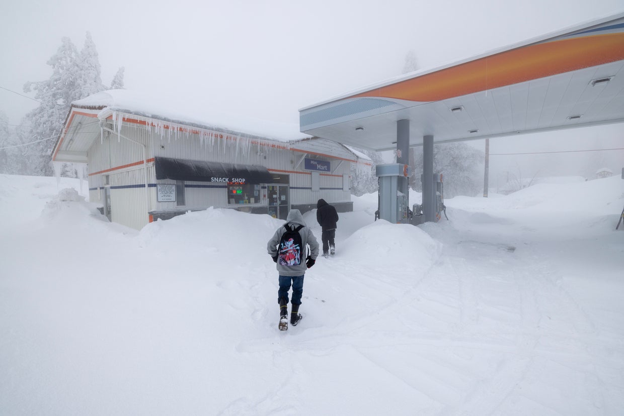 Snow in California mountains piles to rooftops, leaving residents ...
