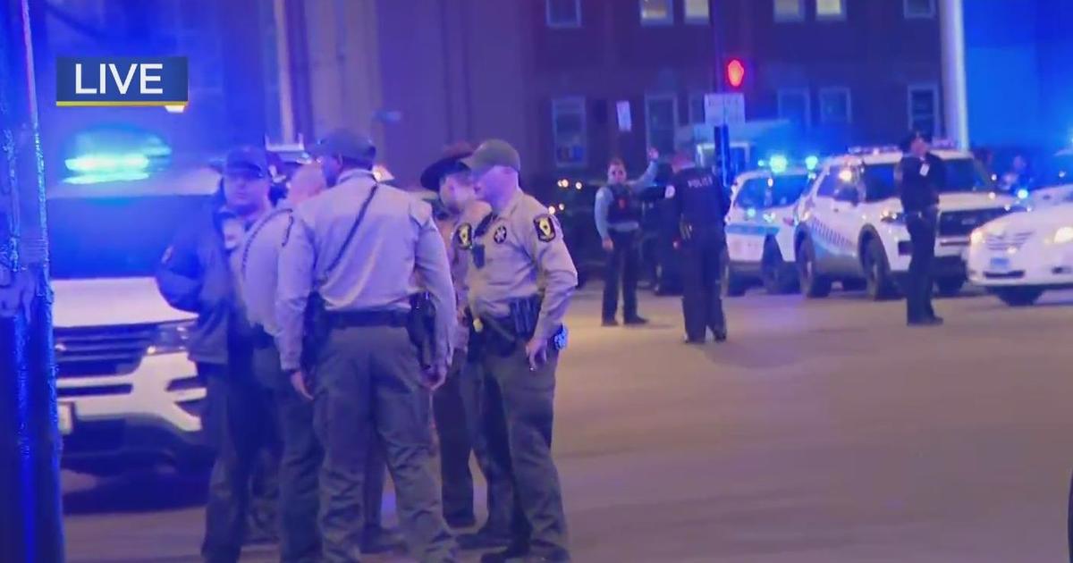 chicago-police-officer-hospitalized-in-critical-condition-after-being