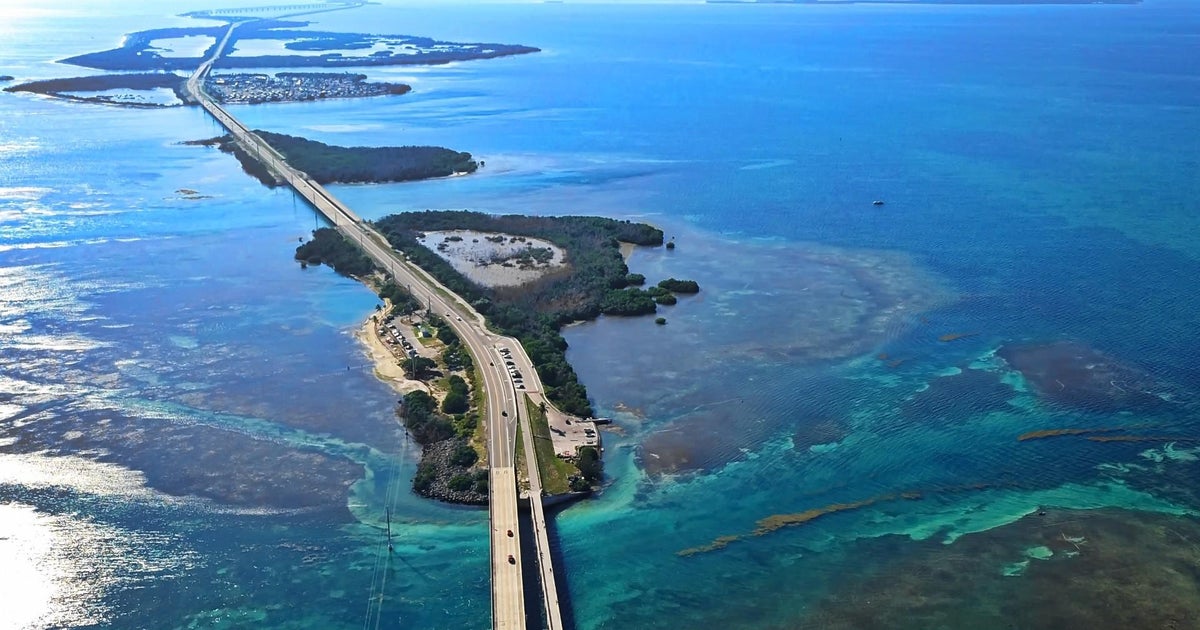 Boat strikes Florida Keys sandbar; 1 dead, 4 injured Boat strikes Florida Keys sandbar; 1 dead, 4 injured