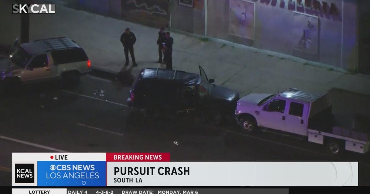 Suspect crashes during pursuit in South LA - CBS Los Angeles