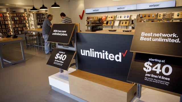 A Verizon Communications Inc. Store Ahead Of Earnings Figures 