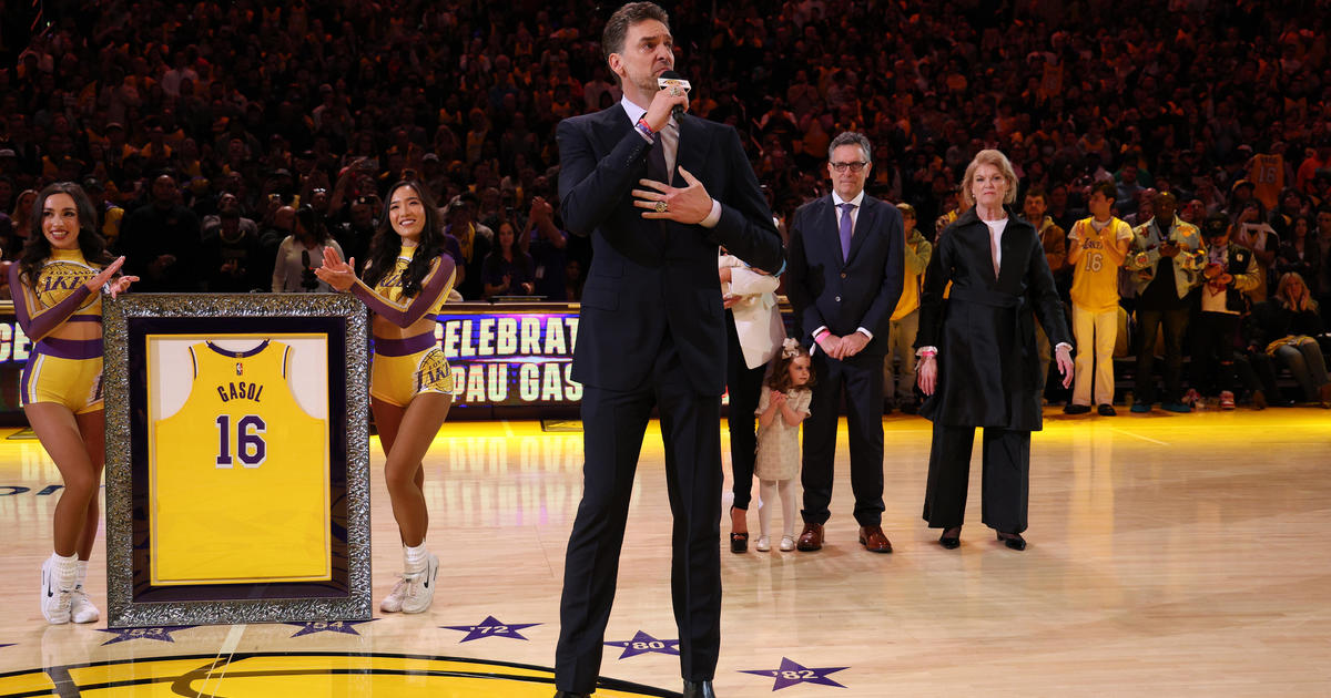 Pau Gasol's No. 16 Lakers jersey unveiled next to Kobe Bryant's