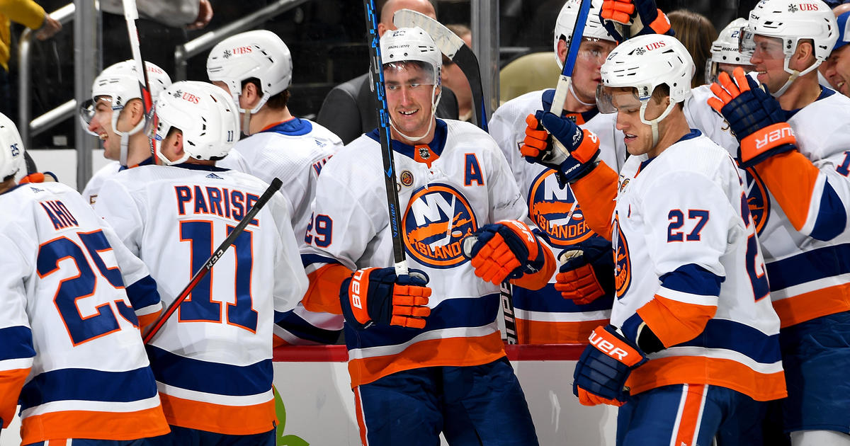 Islanders score 3 in 3rd to rally past rival Rangers 4-3