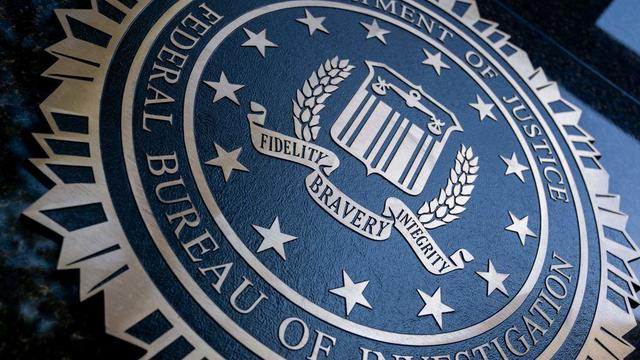 FBI pečeť na budově J. Edgar Hoover FBI ve Washingtonu, D.C., 9. srpna 2022