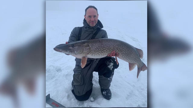 brad-lila-ties-minnesota-northern-pike-record.jpg 