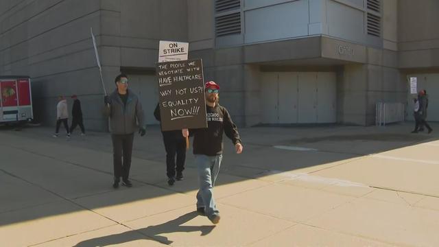Cubs concession workers protest after 2 years without new contract - CBS  Chicago