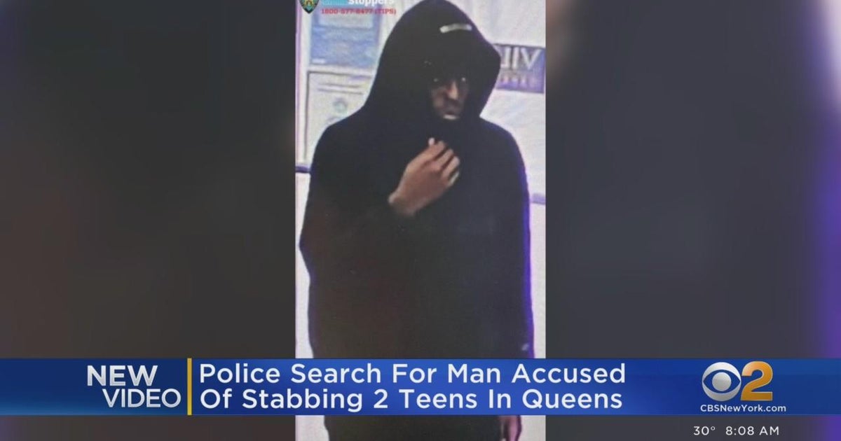 Video shows suspect in stabbing of 2 teens in Queens - CBS New York