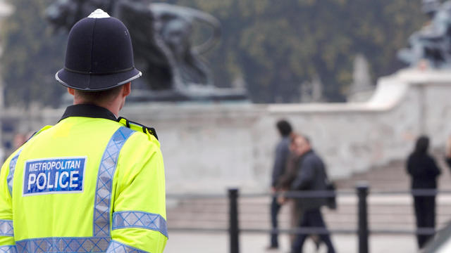 A British cop standing guard at Buckingham Palace 