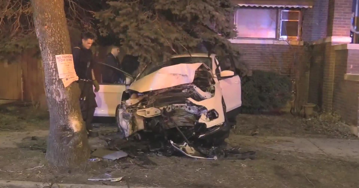 2 hurt after SUV slams into tree on on Northwest side - CBS Chicago
