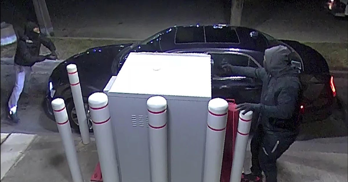 Detroit police seek 2 suspects in armed carjacking at ATM - CBS Detroit