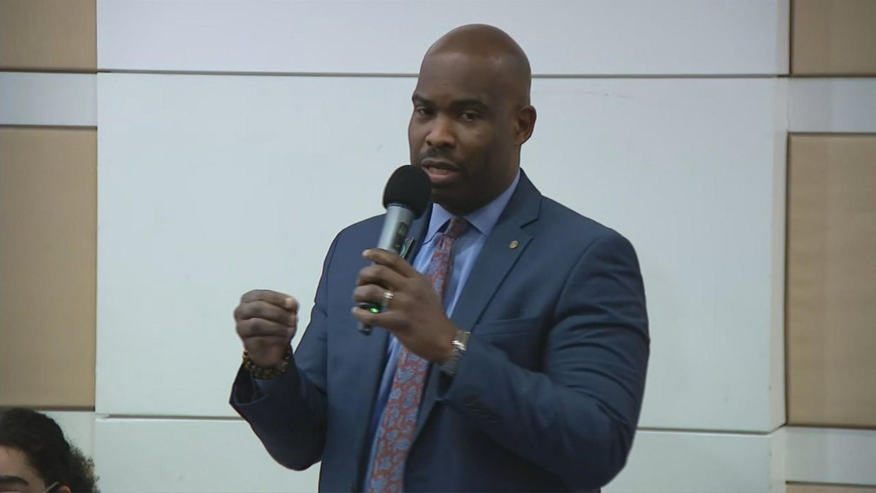 derek-green-speaking-mayoral-forum.jpg 